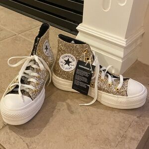 Sparkly Gold Hightop Converse
Never worn
Women’s 6.5